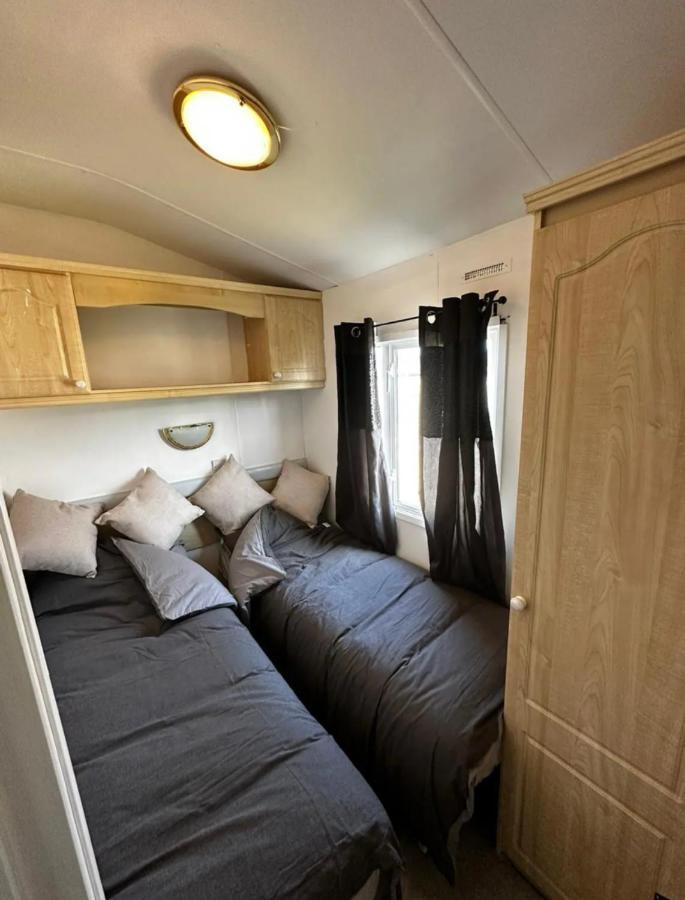 2 Bedroom Caravan With Sea Views Eastchurch 外观 照片