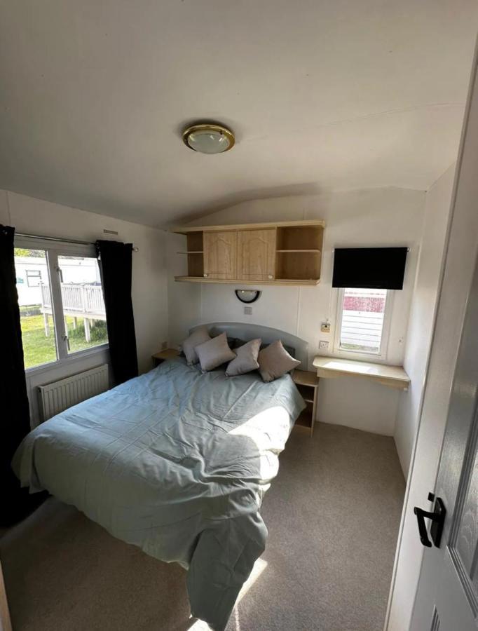 2 Bedroom Caravan With Sea Views Eastchurch 外观 照片